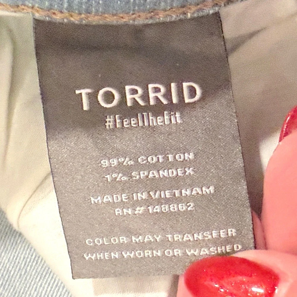 Torrid NEW Baggy Bermuda Shorts Womens 20 Light Wash Vintage Stretch Raw Hem